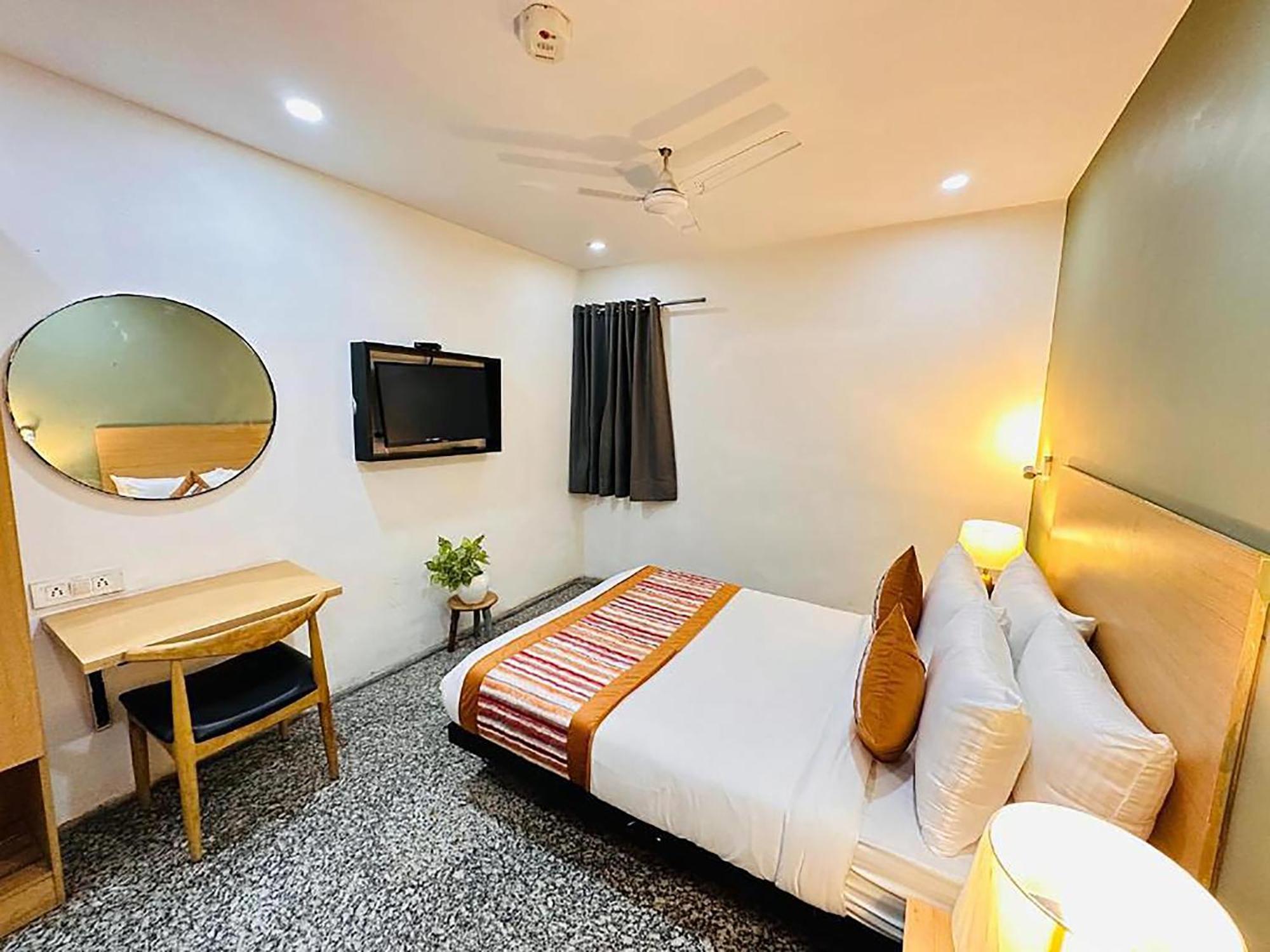 Hotel Golden Saffron By Qotel-Punjabi Bagh Új-Delhi Kültér fotó