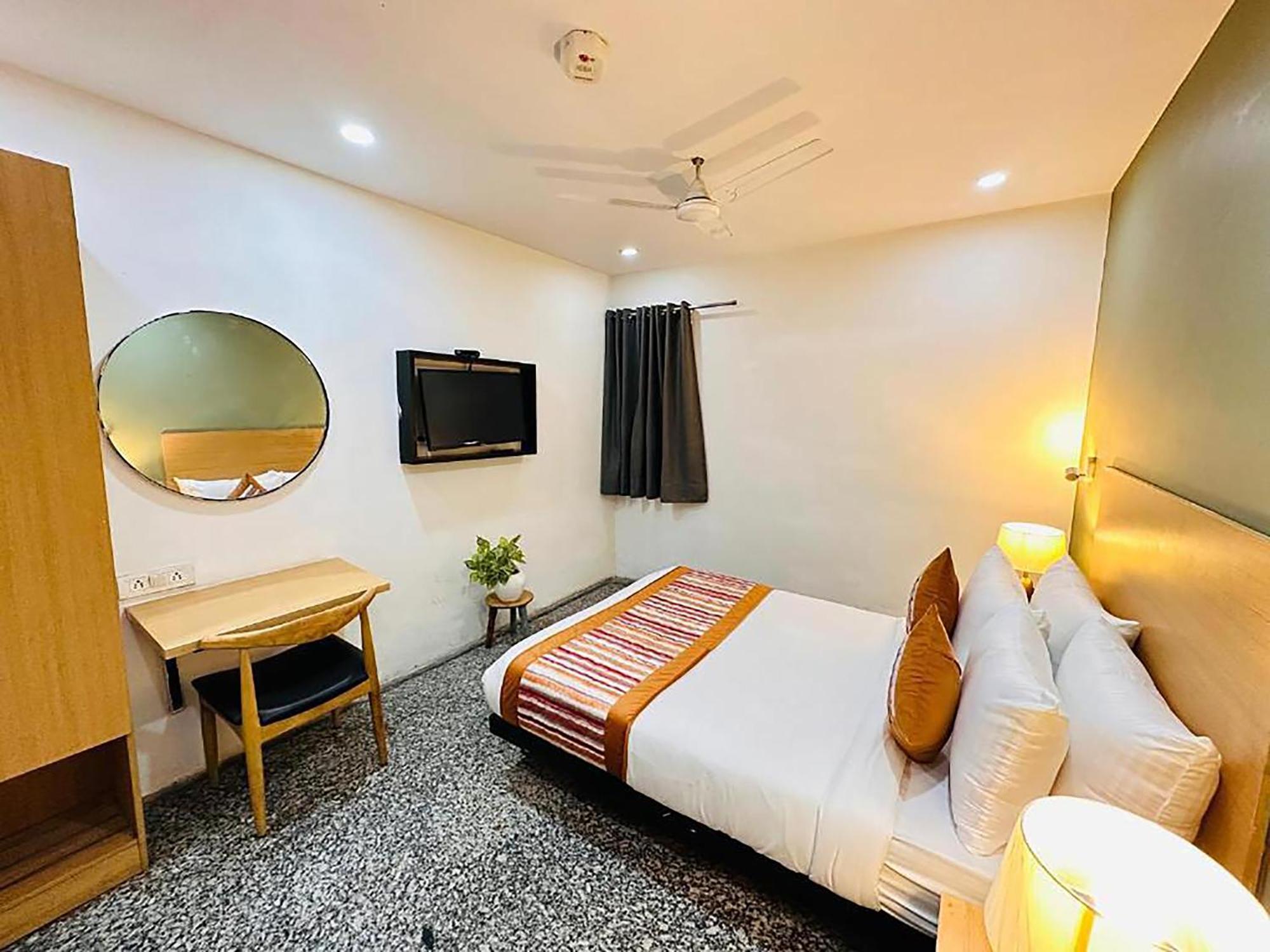 Hotel Golden Saffron By Qotel-Punjabi Bagh Új-Delhi Kültér fotó